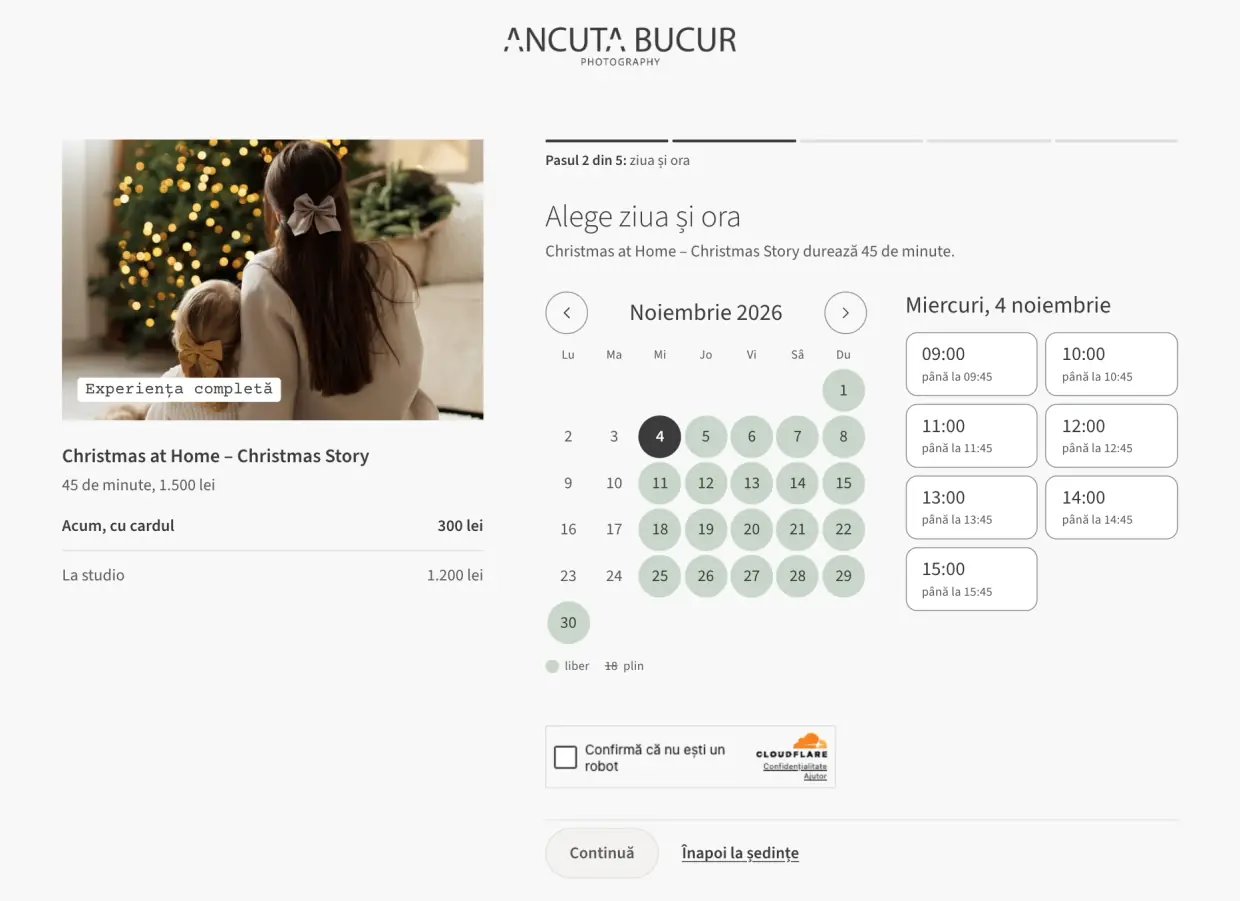 Captură din pagina de rezervări a studioului foto Ancuța Bucur: pasul al doilea, cu fotografia pachetului, calendarul lunii noiembrie 2026 cu zilele libere și orele libere ale zilei de 4 noiembrie.